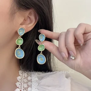 Orecchini a perno pendente foglie smaltate