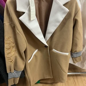 Cappotto "Urban Chic" Beige con Rever a Contrasto e Dettagli Ricamati